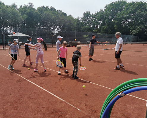 Tennistraining mit Kindern aus der Ukraine